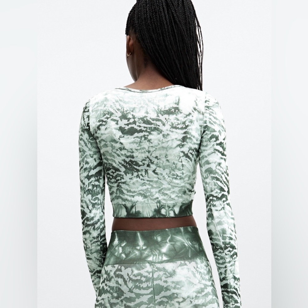 NWTS Fabletics Mari Seamless Long Sleeve Crop Top Sz M Tiger Tie Dye Green White - Picture 7 of 8